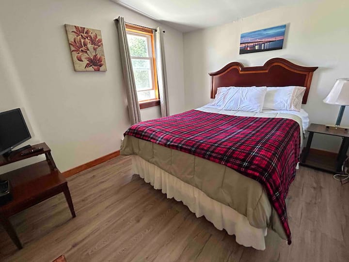 Спалня 2: двойно легло със смарт телевизор; плъзгаща се врата