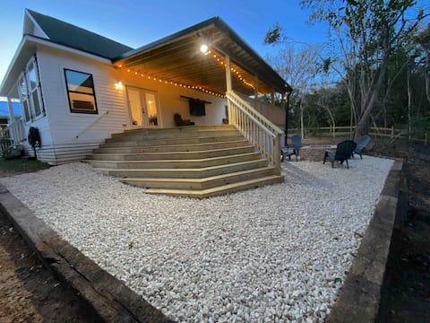 Downtown Cottage by the Creek