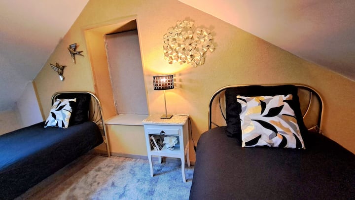 חדר שינה 6. שתי מיטות יחיד.