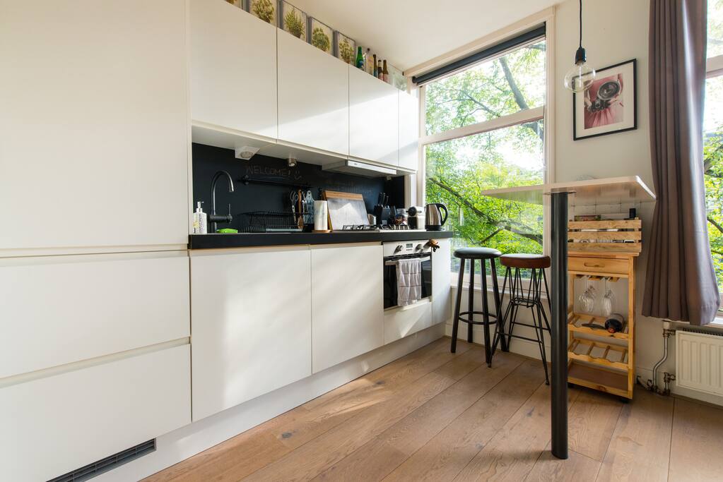A studio full of sunshine! You can enjoy your coffee or drinks at this little corner.