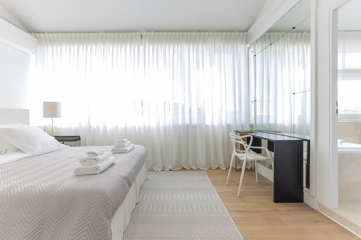 Მთავარი საძინებელი დიდი ფანჯრებით (რომელიც შეიძლება სრულად გაშავდეს) და ფლიგელის სააბაზანოთი