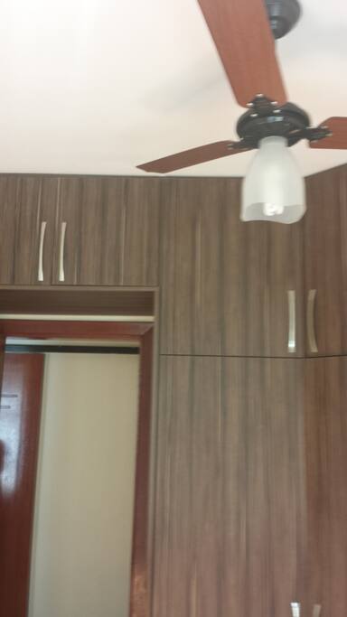Armário de duas portas, com parte superior de 4 portas e ventilador de teto. Tem ar condicionado também