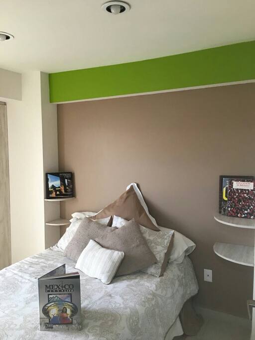 Habiacion principal con cama Quenn size con puerta para salir a terraza