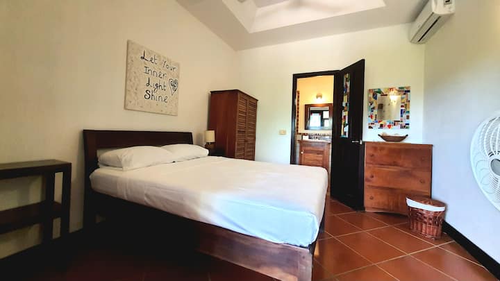 spálňa 1 na prvom poschodí  s kúpeľňou 