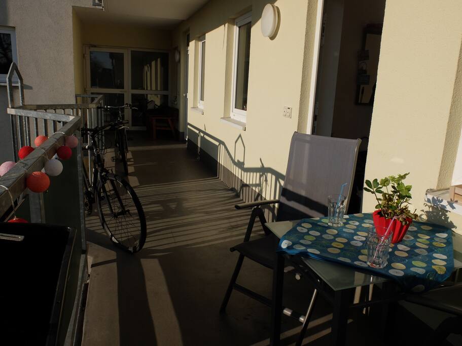 Balkon und Zugang zur Wohnung