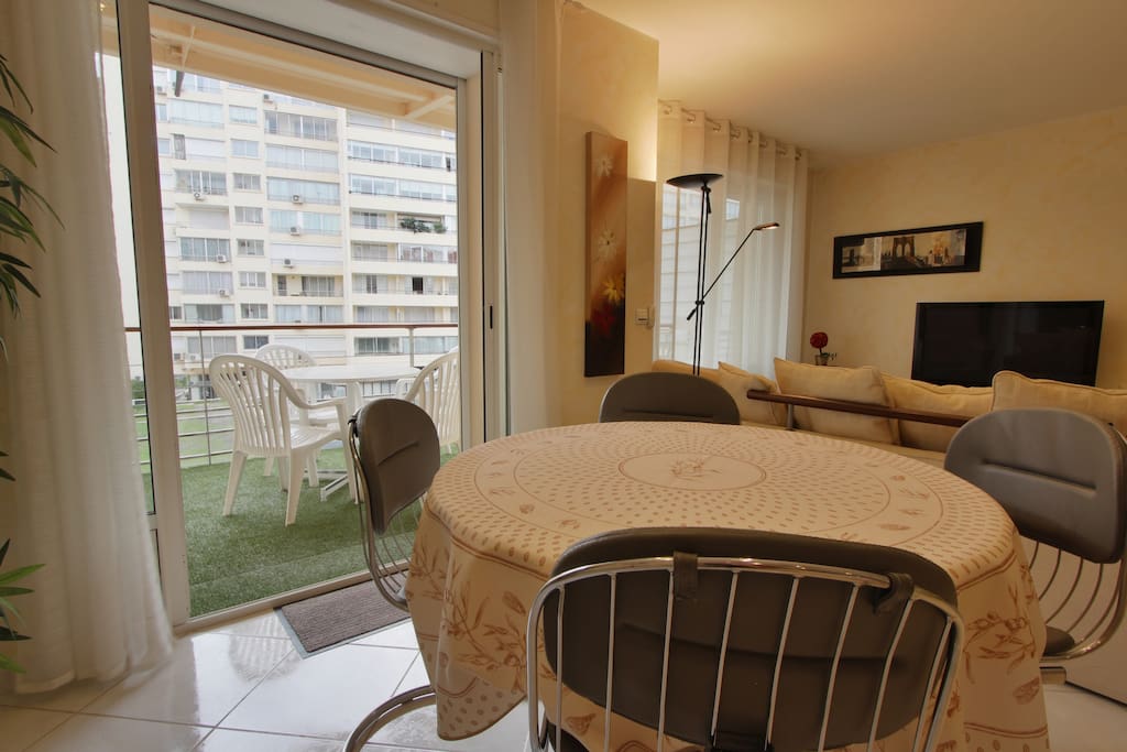Coin repas ouvert sur la terrasse