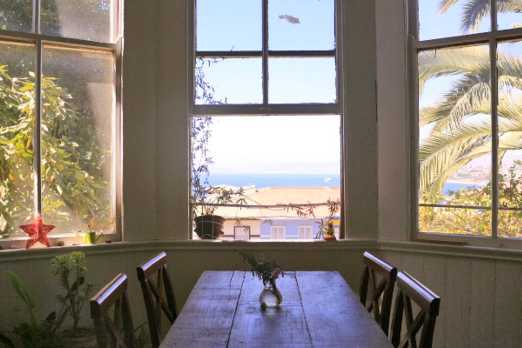 Comedor con vista a la bahía de Valparaíso.