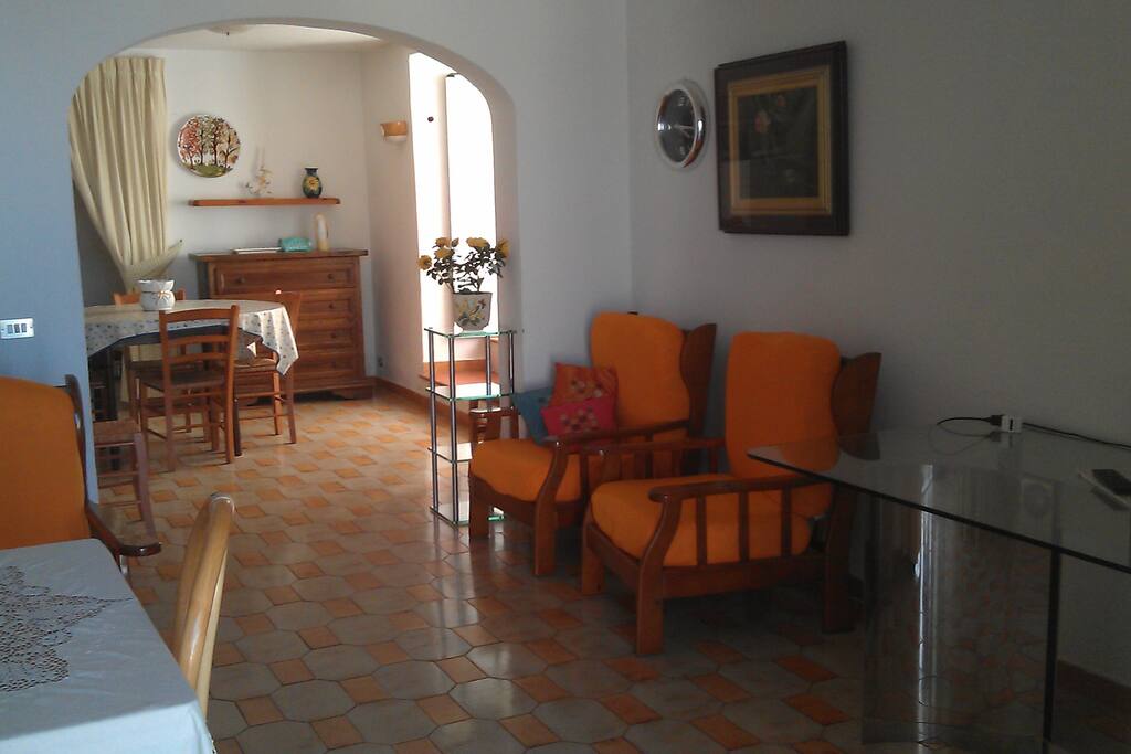 ampio soggiorno ed ingresso