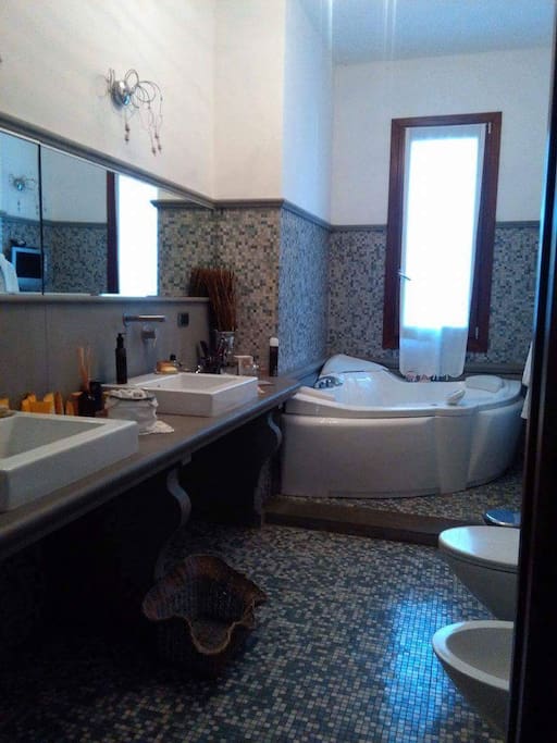 Bagno ospiti con doppio lavabo e vasca idromassaggio
