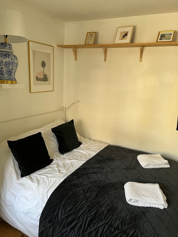 2号卧室： 2米宽双人床、带亚马逊火棍的电视、阅读灯。