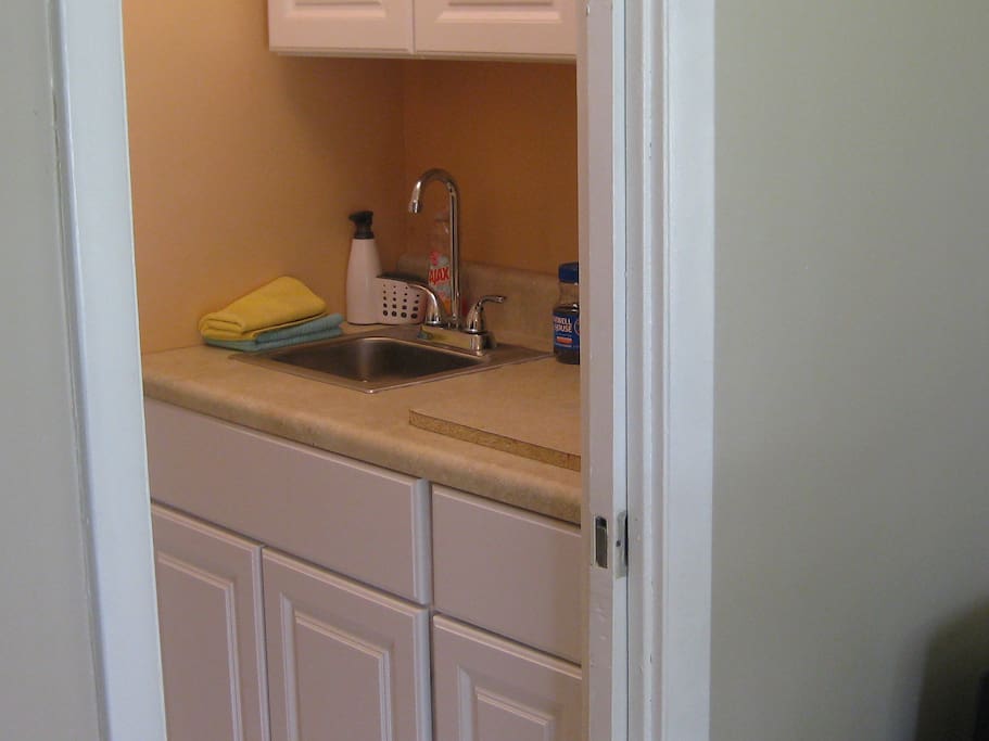 kitchenette with small fridge and heating plate