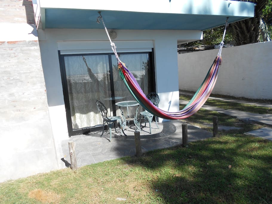Patio con hamaca y parrillero