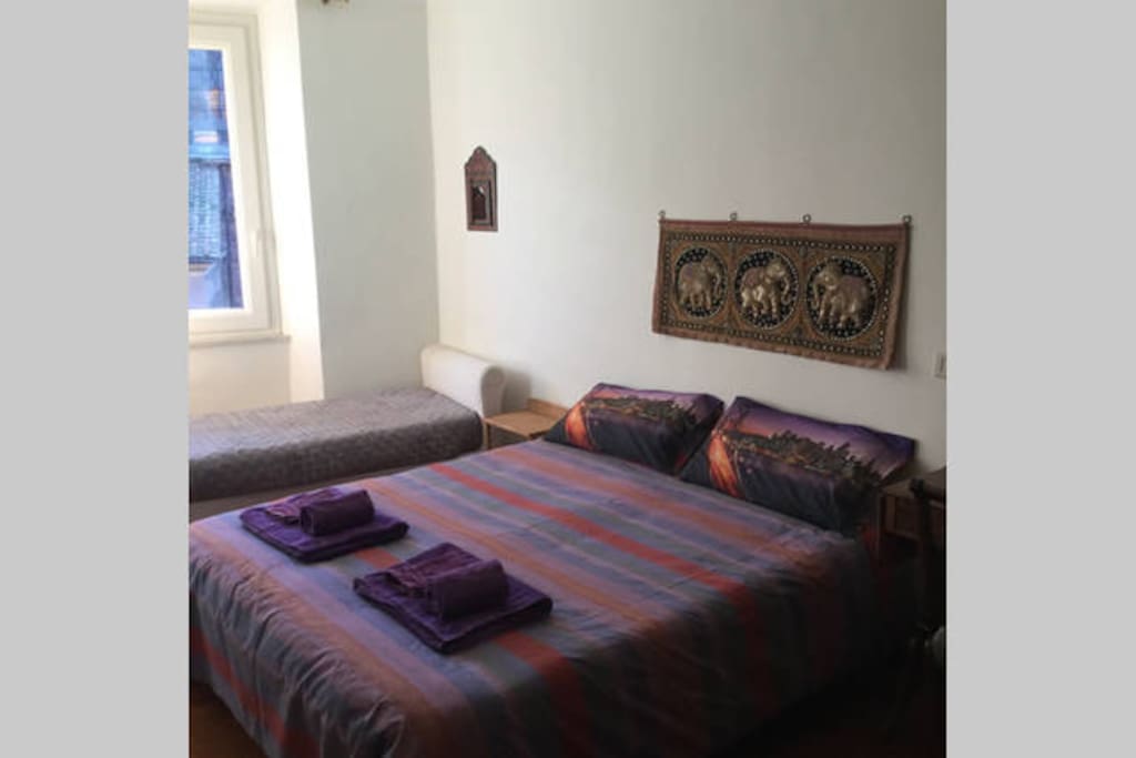 Letto Matrimoniale e Letto Singolo/Double-bed and single bed with towels.