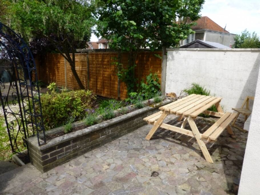 Large garden with table.