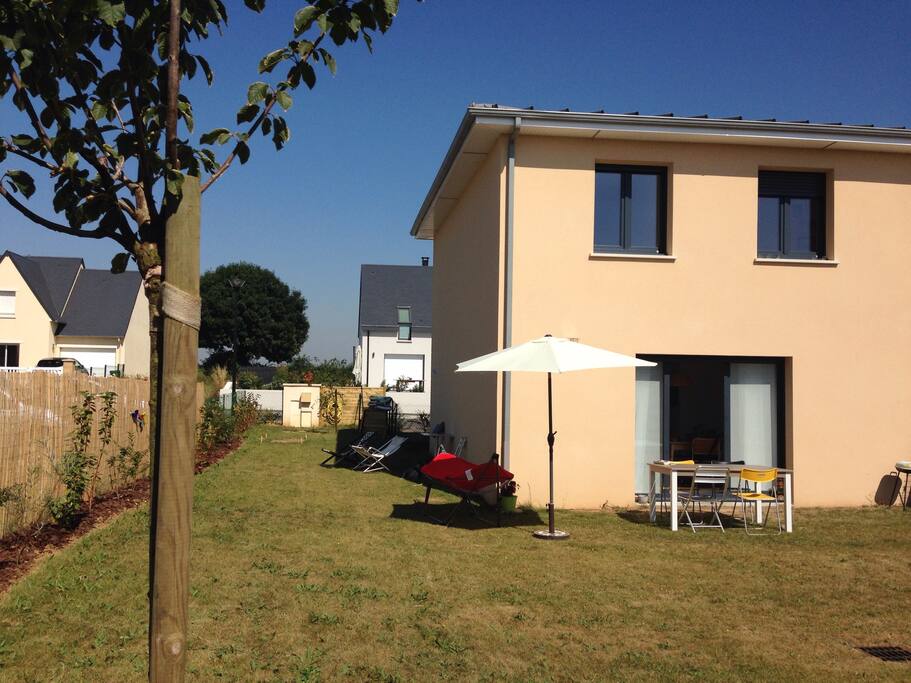 Vue sur la maison depuis le jardin