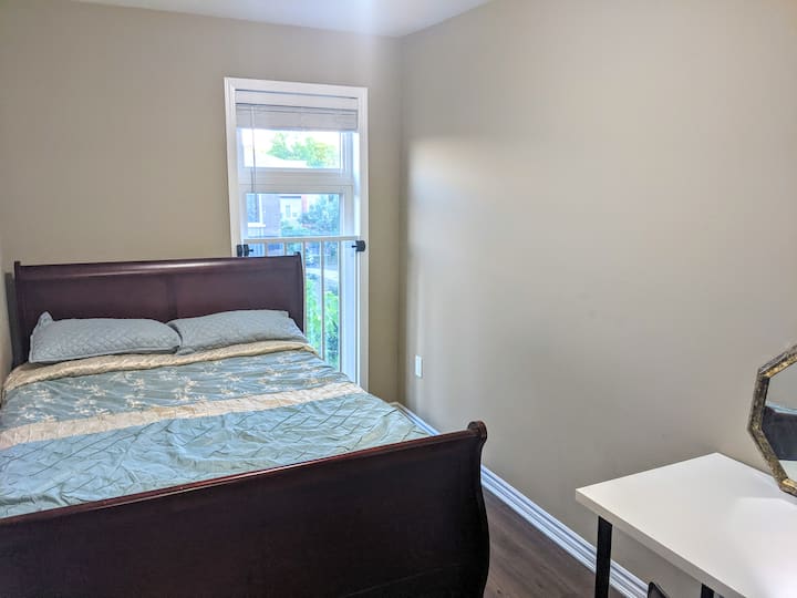 Dormitorio #1: colchón doble de alta calidad y sábanas