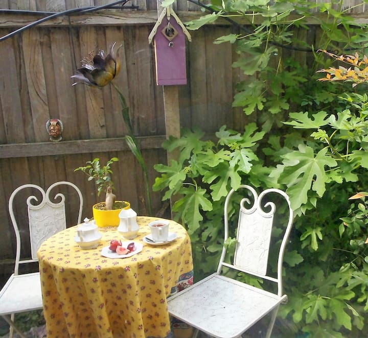 Cute room/ensuite in old stone home near the river