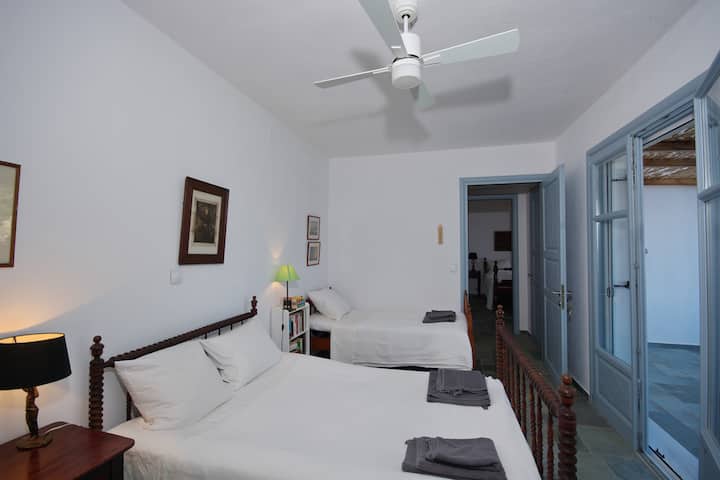 Tweede gastenkamer met tweepersoonsbed en kinderbed aan het einde