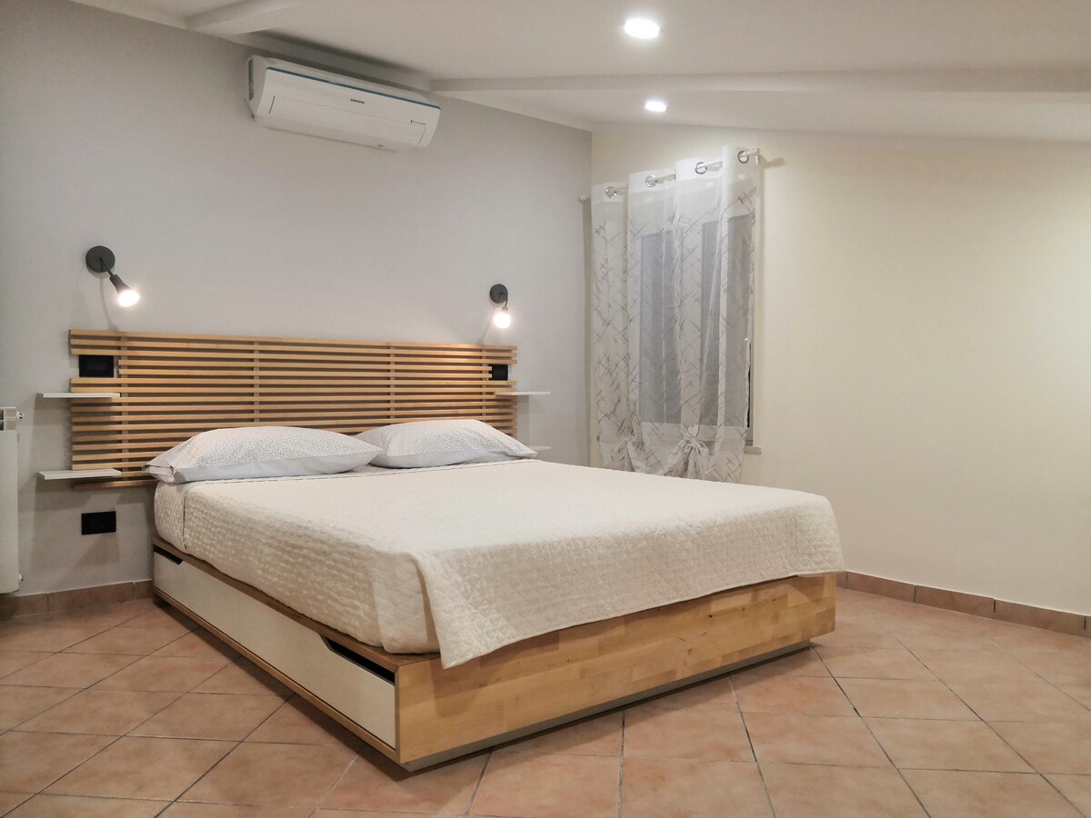 二楼双人卧室、空调、山景和花园景观、衣柜、书桌、相邻卫生间
Acero Rosso Colpetrazzo度假屋
PG