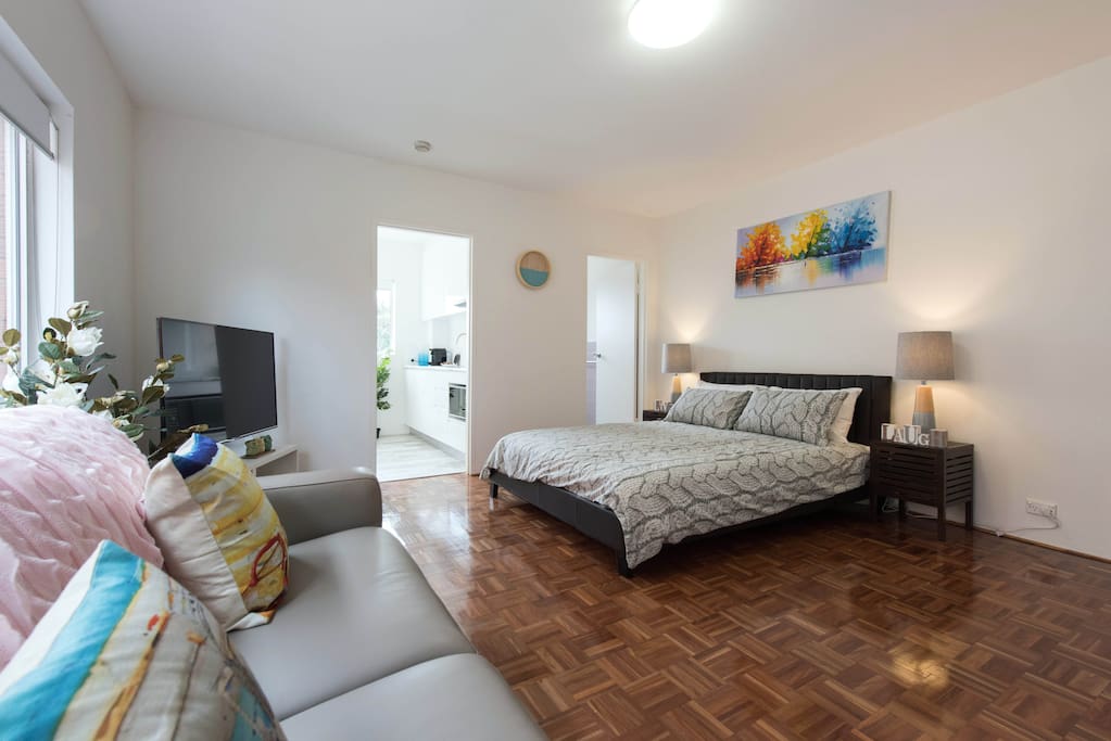 Newly renovated modern apartment, 5 minutes from amazing Bronte beach!