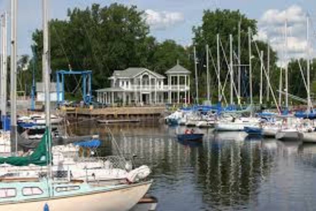 The Marina 6 minutes away (with a pub)