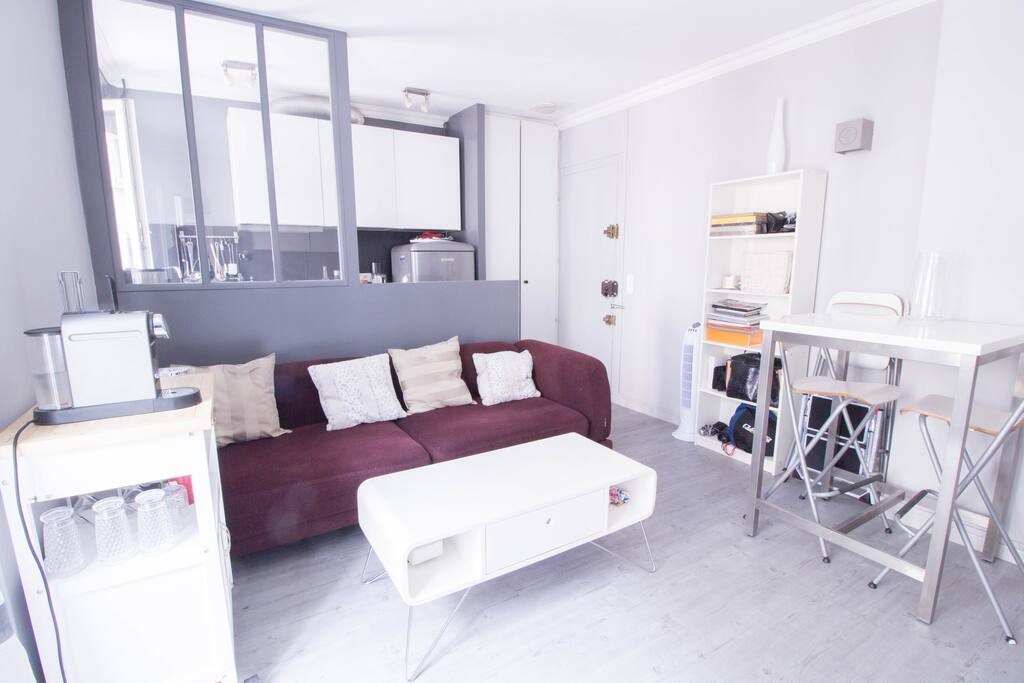 Luminous living-room with a dining table for 2