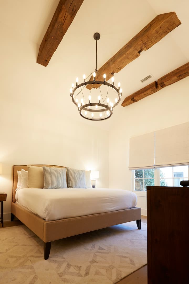 Hlavná spálňa s manželskou posteľou King.