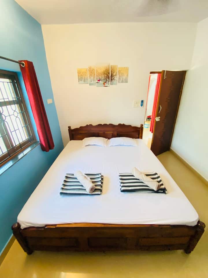 Spacious bed room with air conditioning and a big king size bed and a wardrobe to keep your clothes.. 