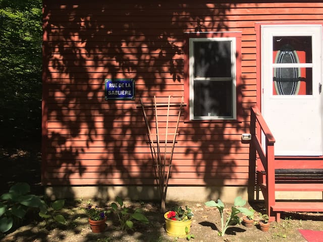 Cozy Cottage by the Woods