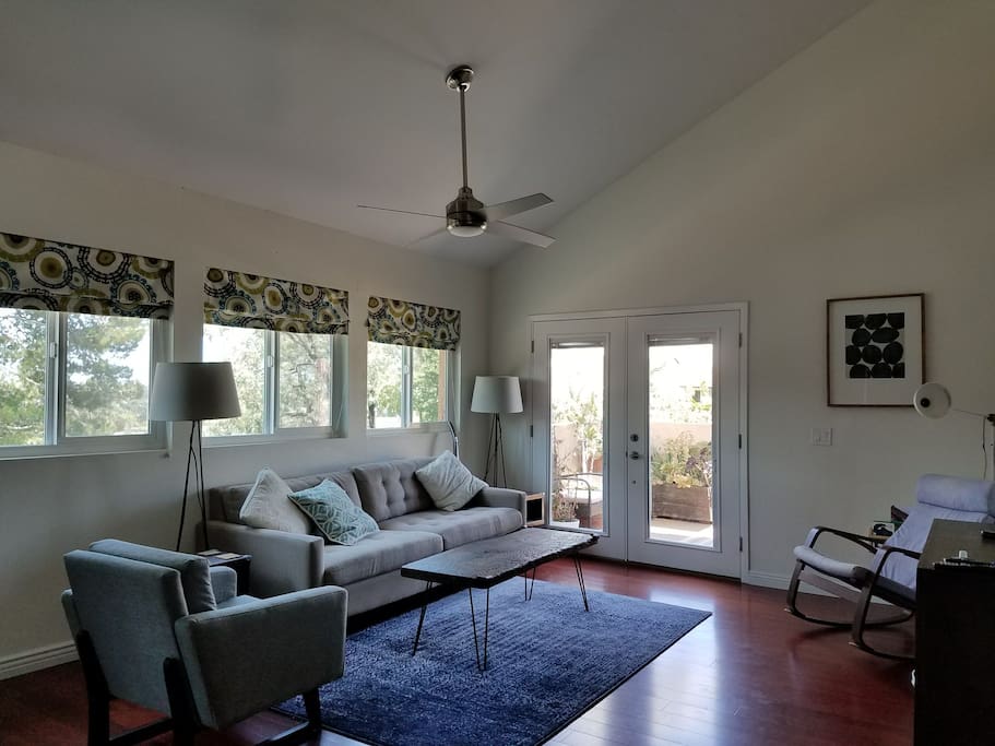 Bright and open living room, you see green from every window