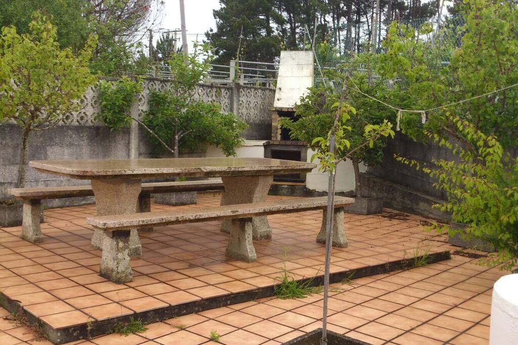 Asador y mesa.