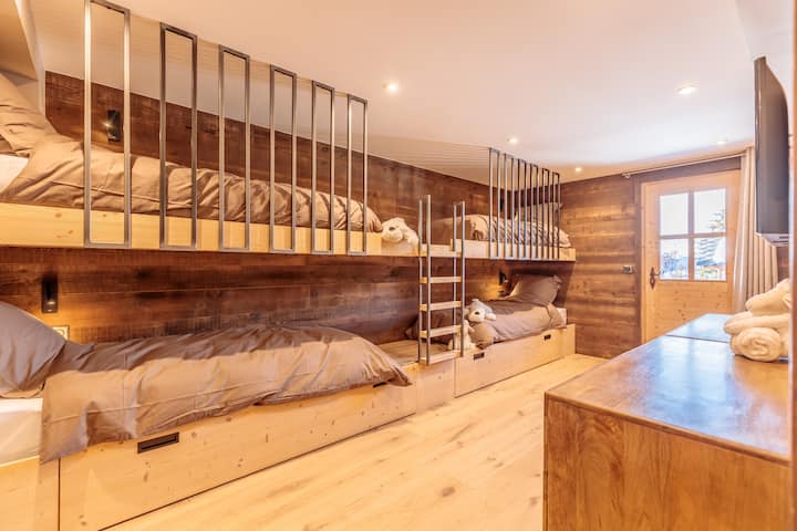 نوم في مهجع 5 مع حمام داخلي وكابينة دش وحوض ثلاثي ومرحاض منفصل.