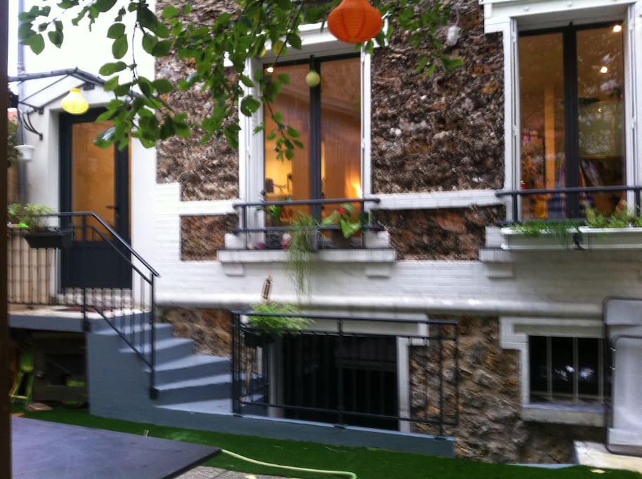 l'entrée par le jardin