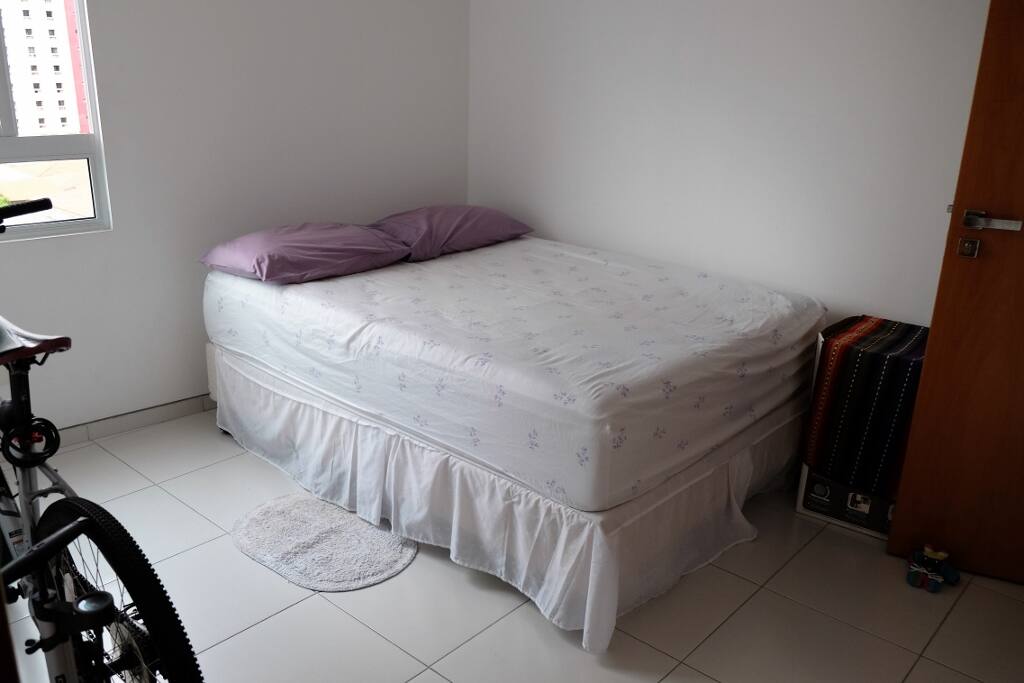 Quarto de hospedes com cama de casal. Bicicleta disponível para passeios.