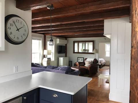 Top performing Airbnb: Charming Antique Cape, waterviews, steps to beach in Provincetown