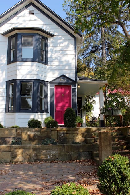 Pop in! Charming Historic Home on Main St in Hudson, OH steps from Western Reserve Academy