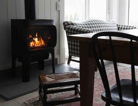 Hot Tub, 2 Fireplaces, Huge, Across from Lake MI!