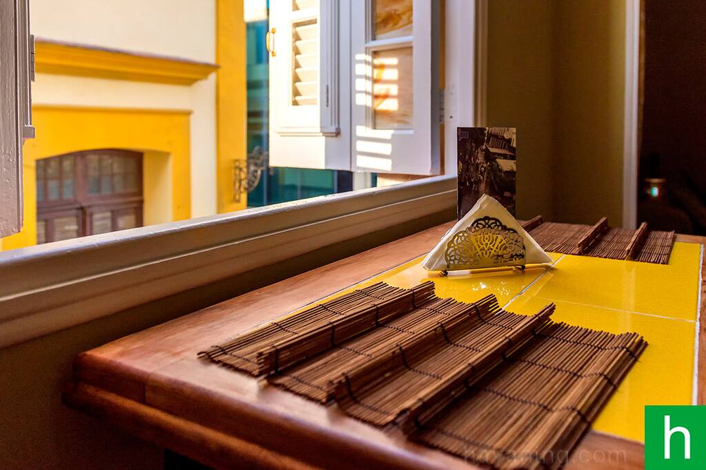 table with view to the street