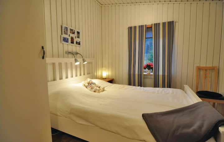 Spálňa 1 s 140 cm širokou manželskou posteľou