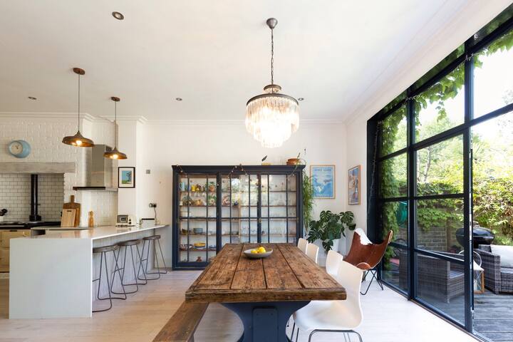 Beautiful and Very Spacious Victorian House gallery image 3