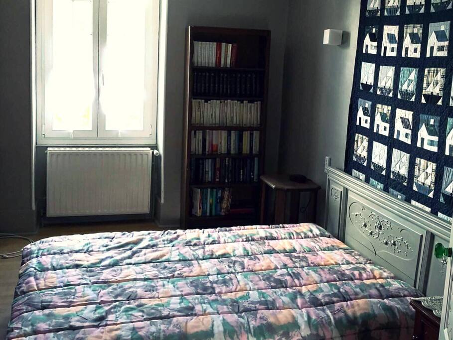 chambre lumineuse avec 1 lit 140cm + 1 lit 120cm + armoire de rangement et TV