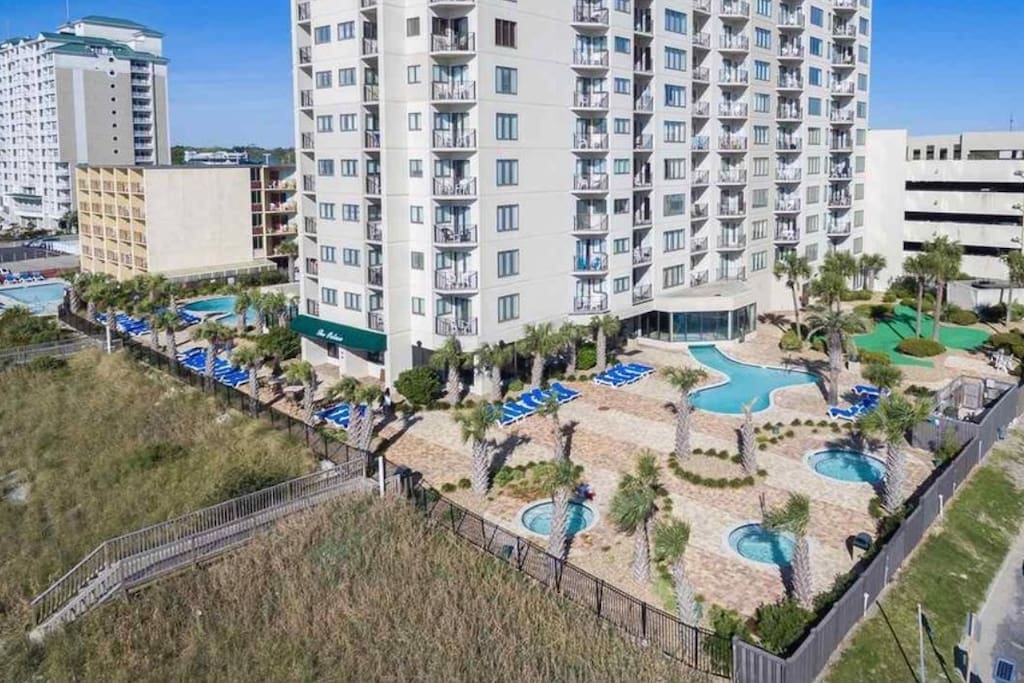 2 Pools / 3 Hot tubs