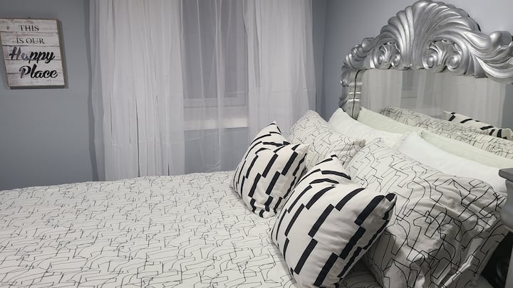 Luxe-exquisite Cozy Space Is One
Minute To L Train - Queens, NY