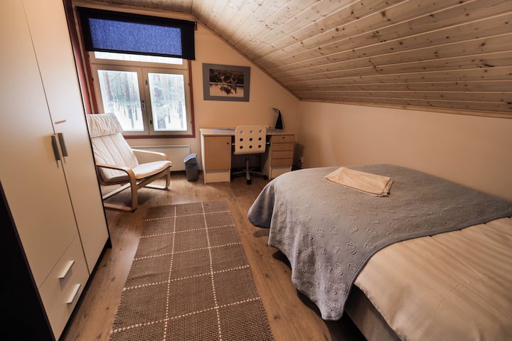 De kamers op de bovenverdieping hebben een bed van 120 cm breed en een bureau, evenals een kledingkast. Vogelthema aan de muren.