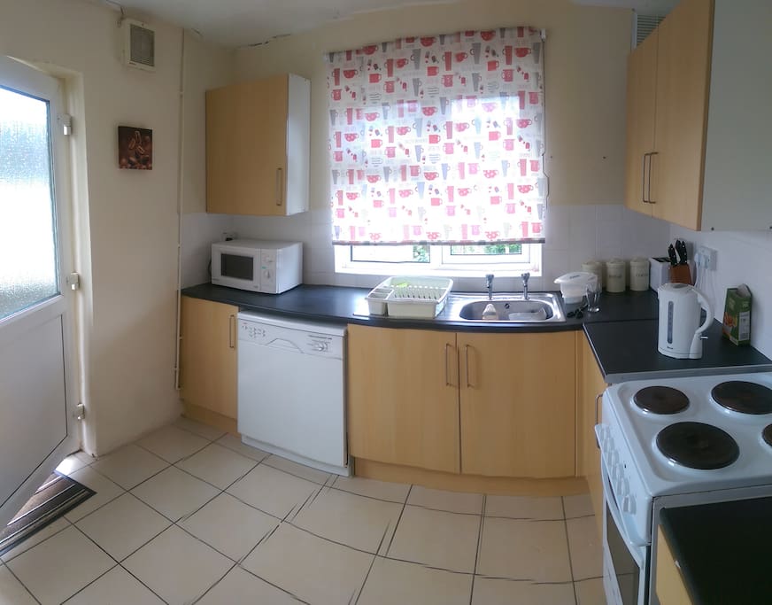 FULL KITCHEN WITH WASHING MACHINE AND FRIDGE FREEZER