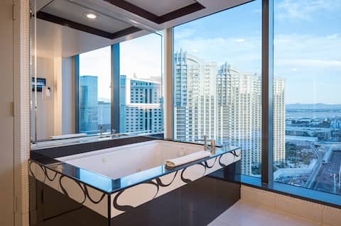 Center Strip | Jacuzzi Suite + Panoramic View