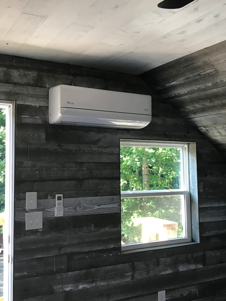 หน่วย HVAC ในพื้นที่นั่งเล่นรีโมทคอนโทรลแยกต่างหาก