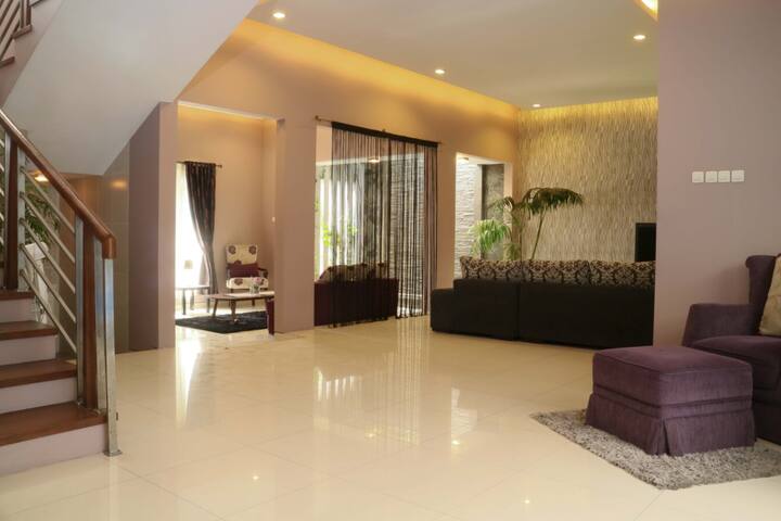 [Rare Find] Big House With Pool For Big Group - Yogyakarta