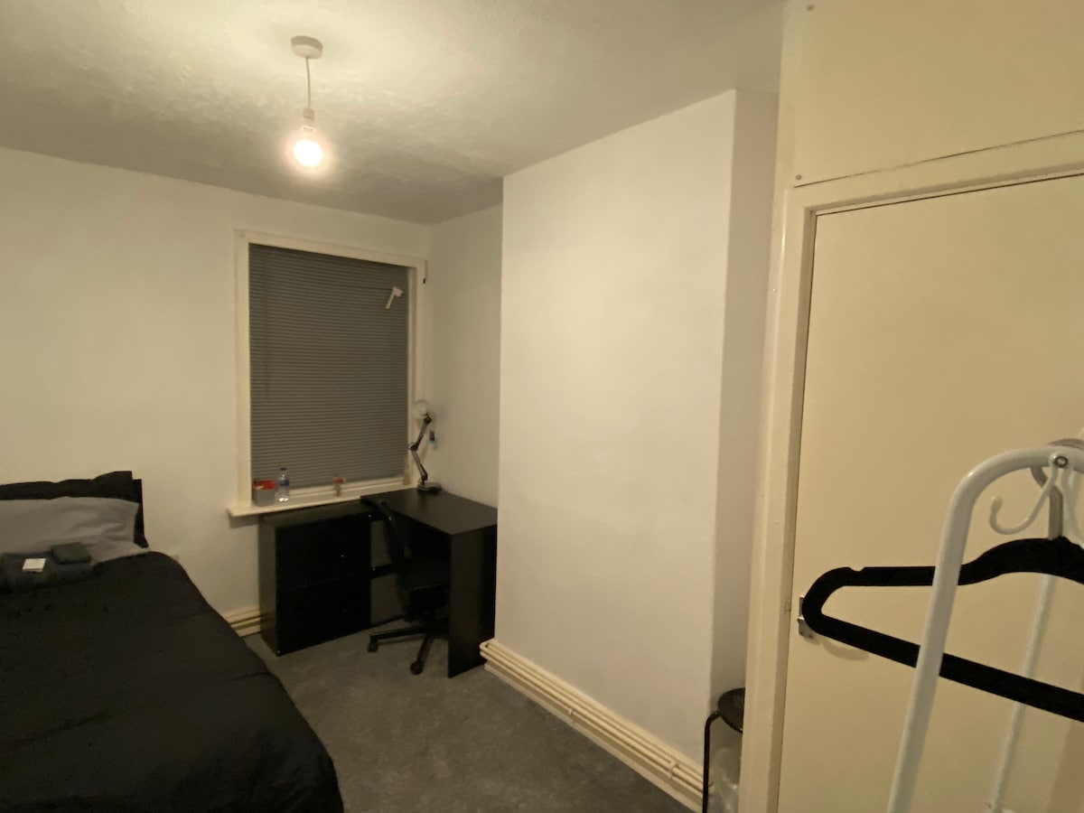 Chumba cha kulala 1 - kitanda kimoja (chumba kidogo) na reli ya nguo iliyo na viunzi