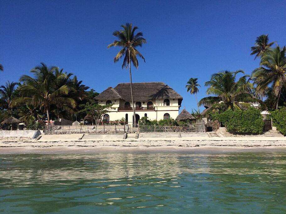 Large two stories house with five bedrooms and direct access to the beach.